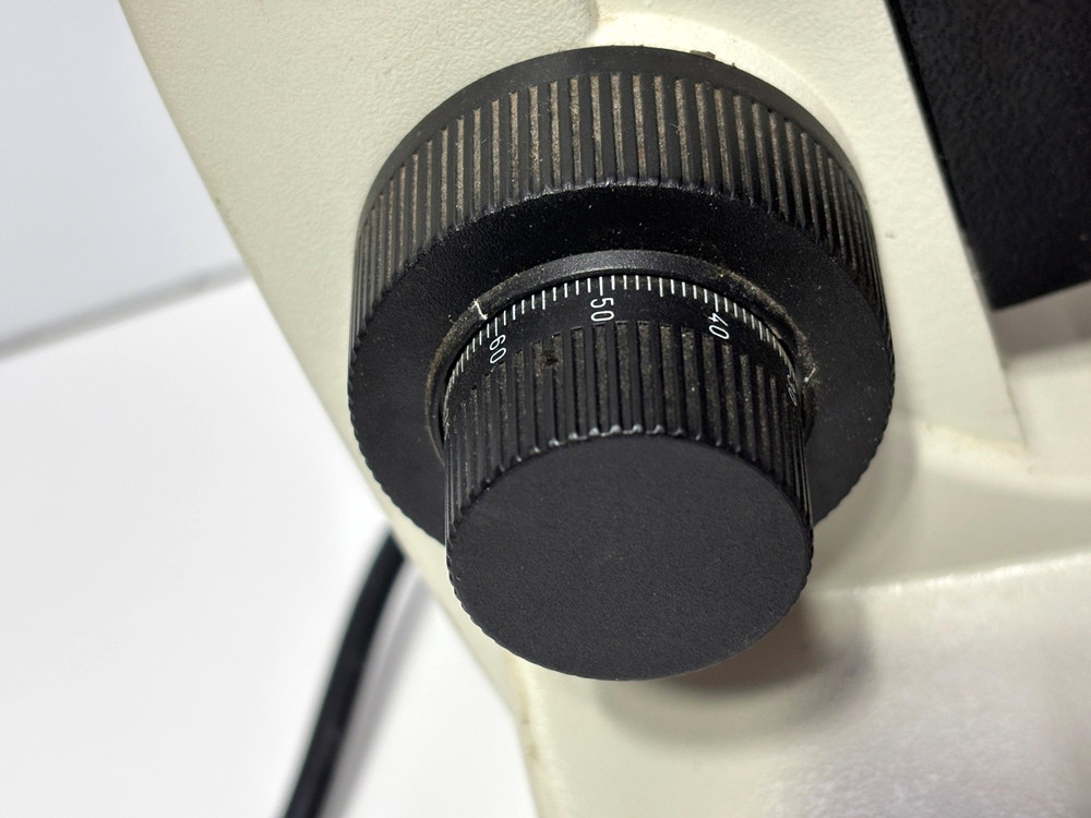 Genuine Leica BME microscope Lecia Microscope With 3 Objectives + Extras