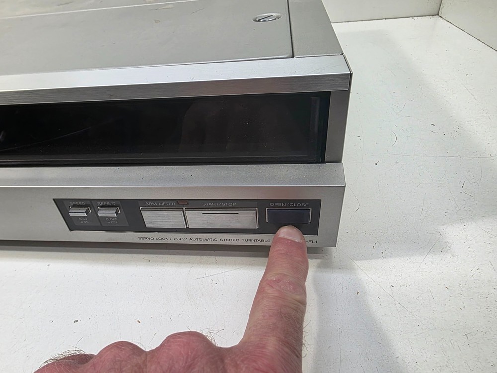 Sony PS-FL1 Fully Automatic Turntable System POWERS ON OPENS CLOSES SPINS