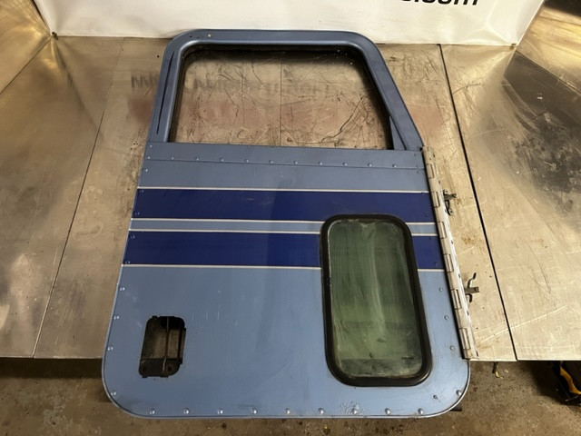 PETERBILT RH / PASS SIDE DOOR ASSEMBLY, MISSING INNER PANEL AND OUTER