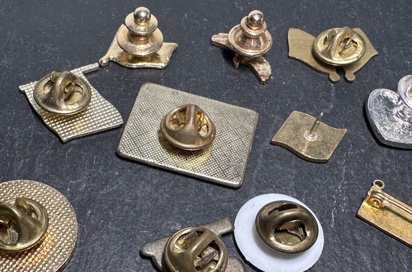 LOT OF 35+ VINTAGE USA PATRIOTIC PINS : FLAGS, VETERANS, '76, MORE I127