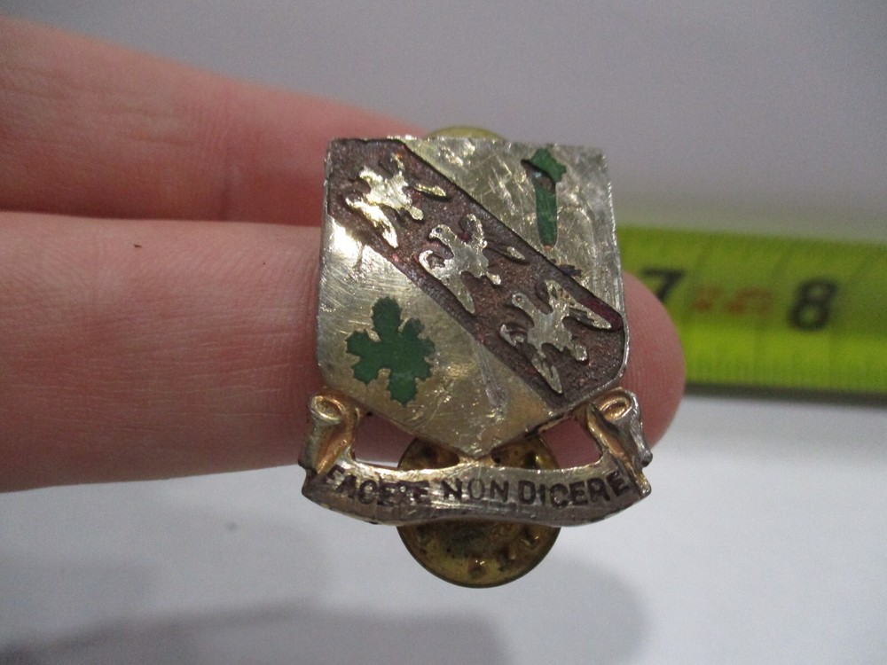 US ARMY 107th Armored Calvary Regiment Distinctive Unit Insignia shield pin rare