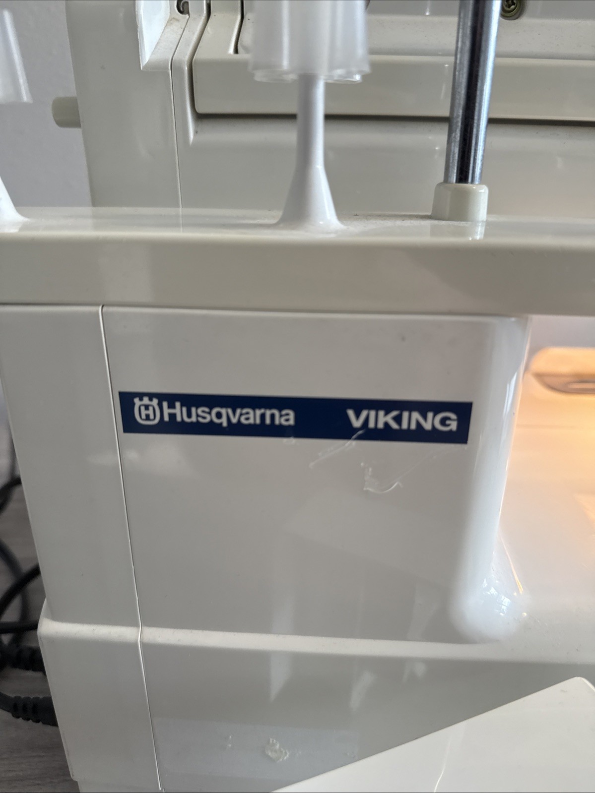 Husqvarna Viking Huskylock 936 Serger Sewing Machine Pedal Manual Extras Works