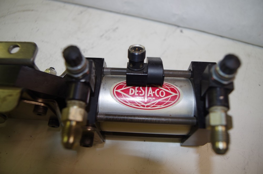 DESTACO PNEUMATIC HOLD DOWN CLAMP & BALLUFF SENSOR CODE: PC-302