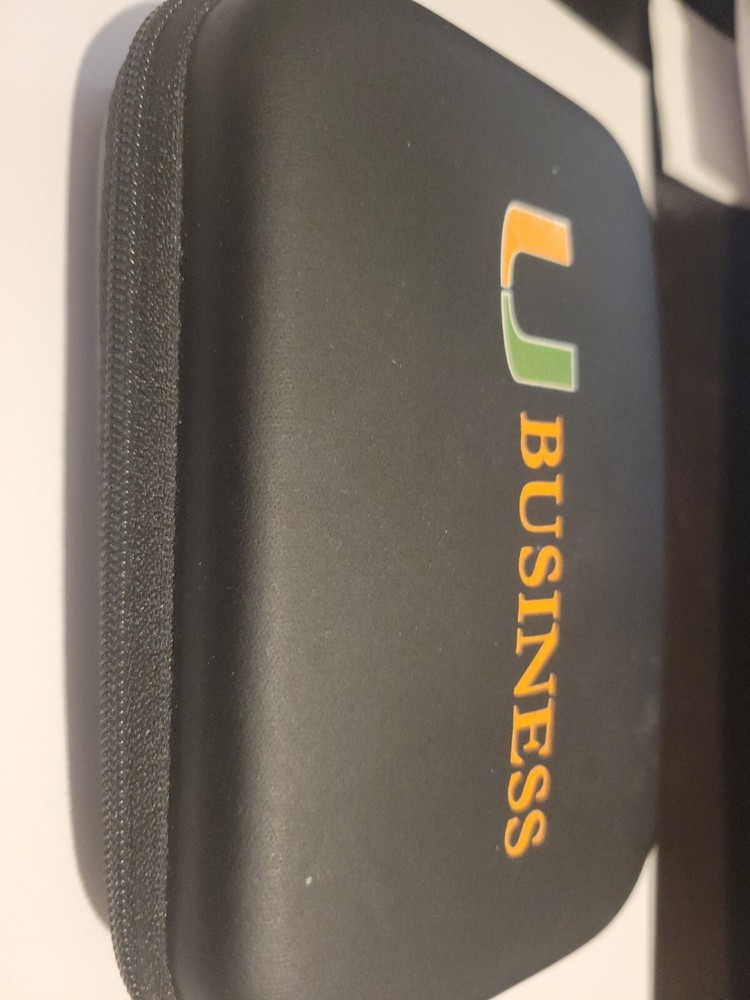 UM UNIVERSITY BUSINESS USB CHARGER