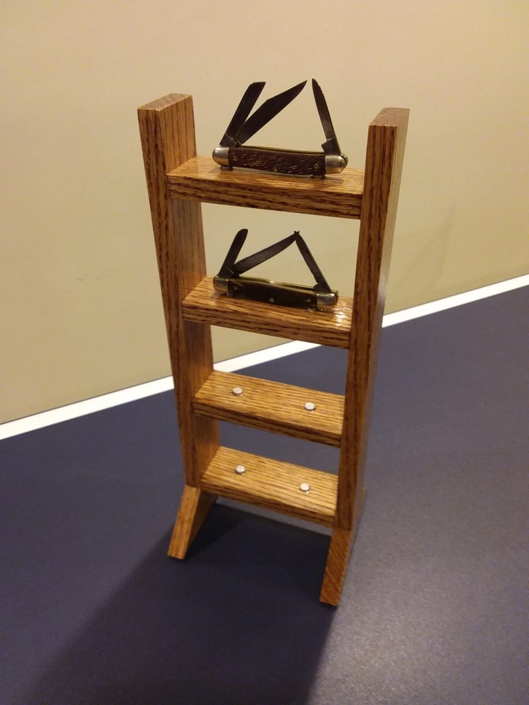 KNIFE DISPLAY STAND (RED OAK)