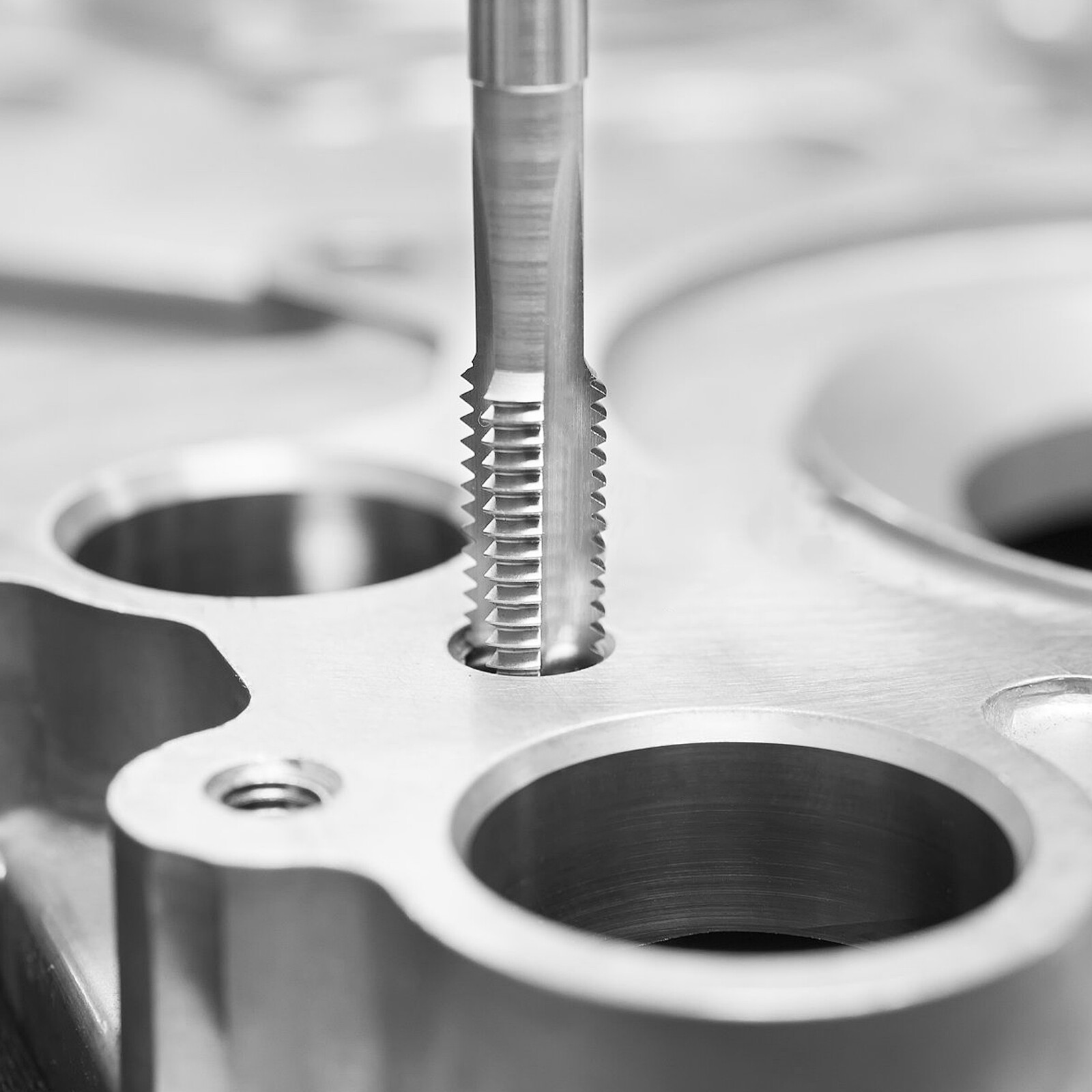 VEVOR Tap and Die Set 110Pcs Metric Size M2 to M18 Bearing Steel Threading Tool