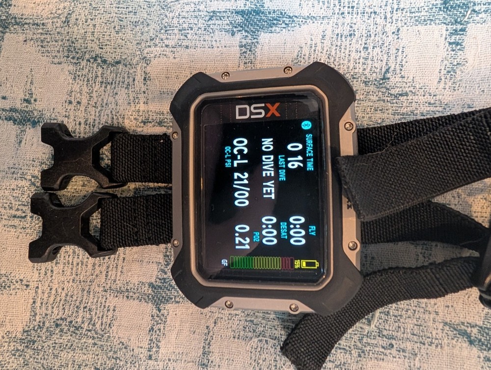 Apeks DSX Dive Computer w/ O2 Analyzer, 2 Straps, Wireless Charging Base, Case