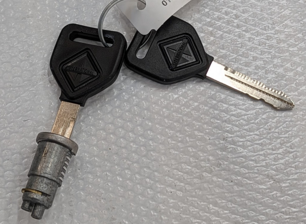 2516590C91 International Ignition Cylinder Doors & 1 Cargo Lock W Keys 4400 8600