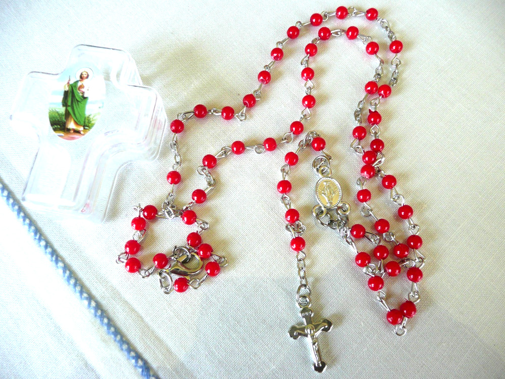 CRUCIFIX RELIGION SPIRITUAL CHRISTIANITY CROSS RED LOVE BEADS ROSARY NECKLACE