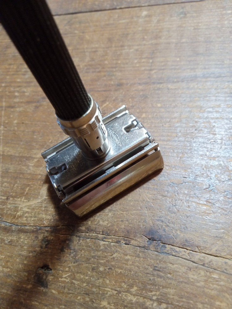 VINTAGE GILLETTE BLACK HANDLE SLIM ADJUSTABLE DATE CODE S-1 GOOD CONDITION 1972
