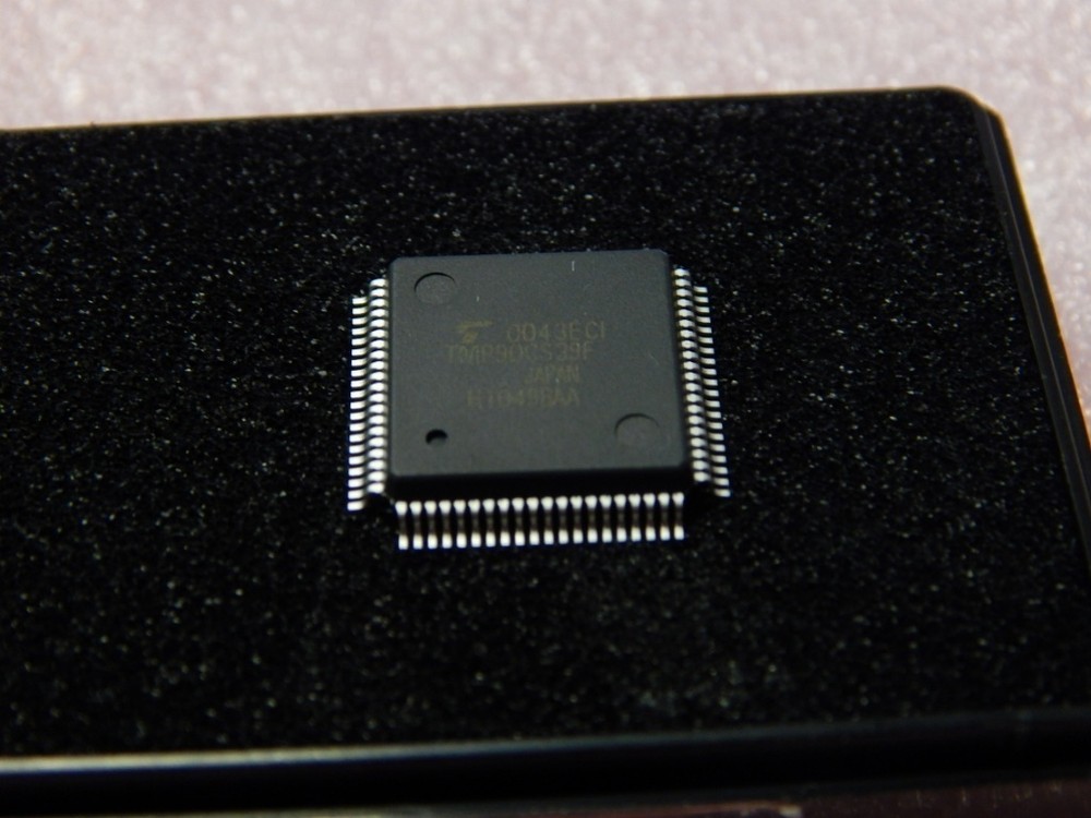 TOSHIBA TMP90CS39F 8 Bit CMOS Microcontroller 80 Pin Flat Package - USA Shipper