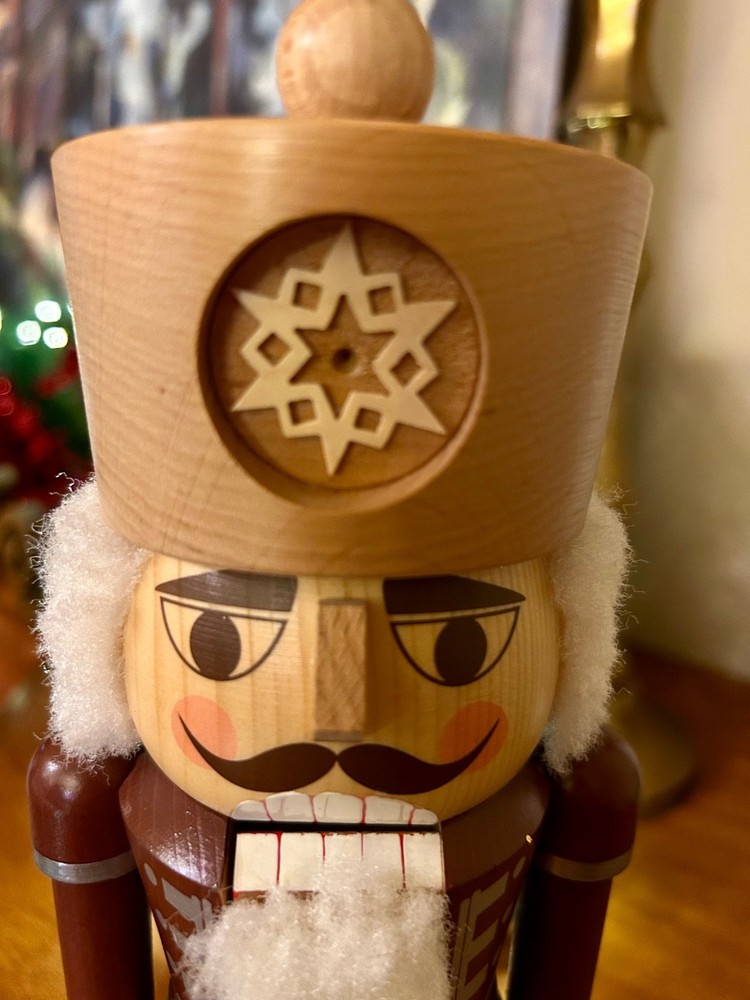 Authentic Erzgebirgische Volkskunst Nutcracker