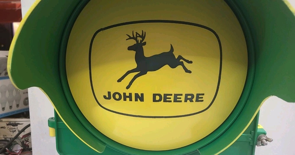 JOHN DEERE 12 INCH SHOP LIGHT