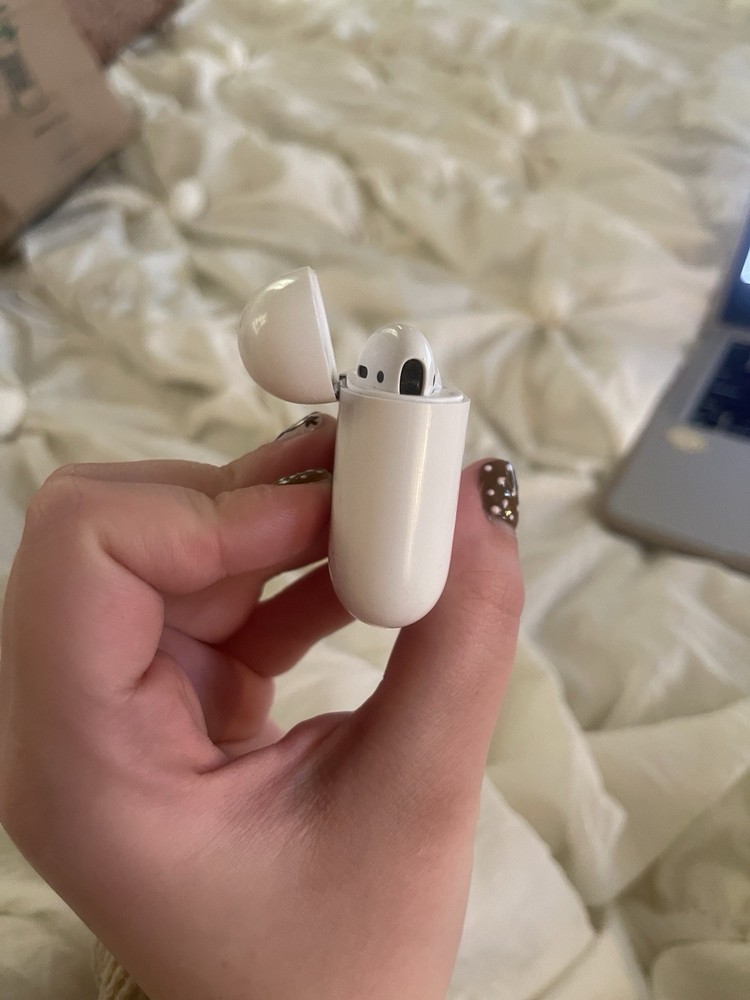 *WORKING* Airpods-missing right airpod, everything else in working condition.