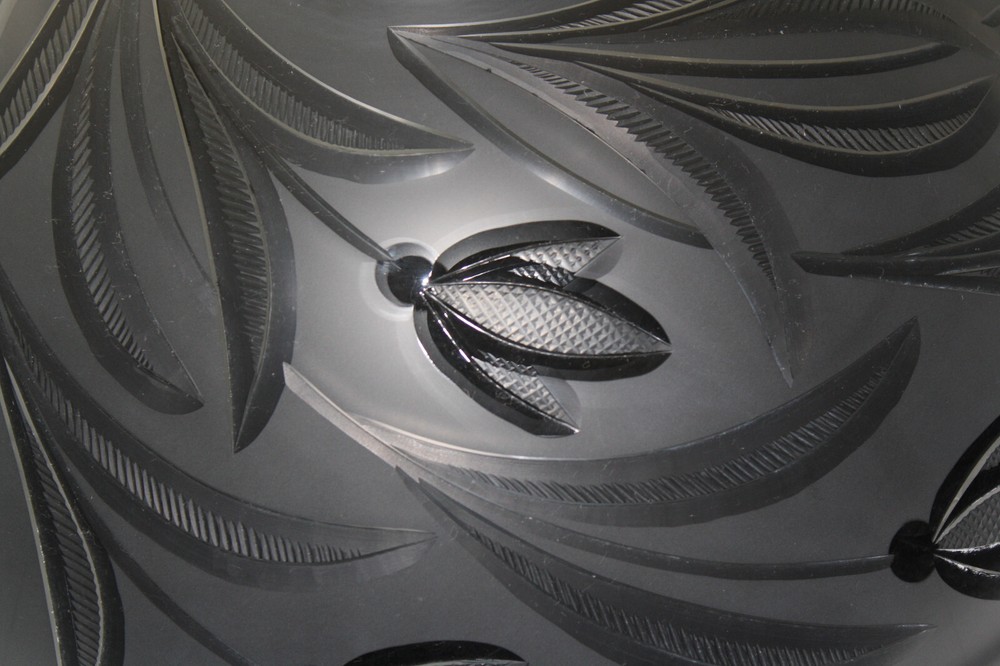 VITRAFORM Large Undermount Sink With Chrome Overflow Hardware Tulip Pattern