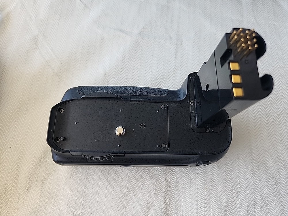 Meike Multi-Power Battery Pack MK-D90 - Not Tested