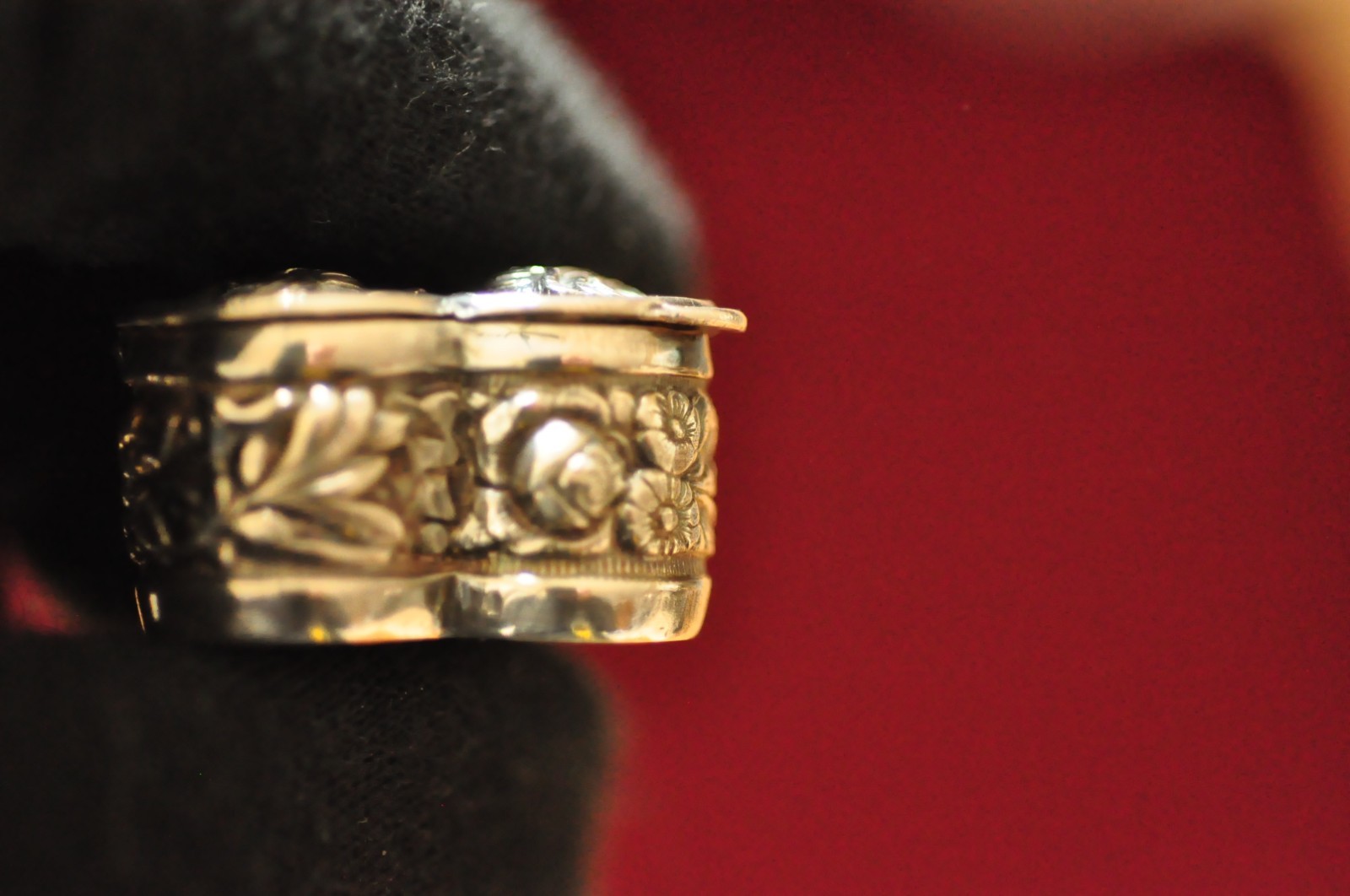 Vintage Sterling Silver Clover‑Shaped Pill Box – Three Rose Repoussé Panels 12g