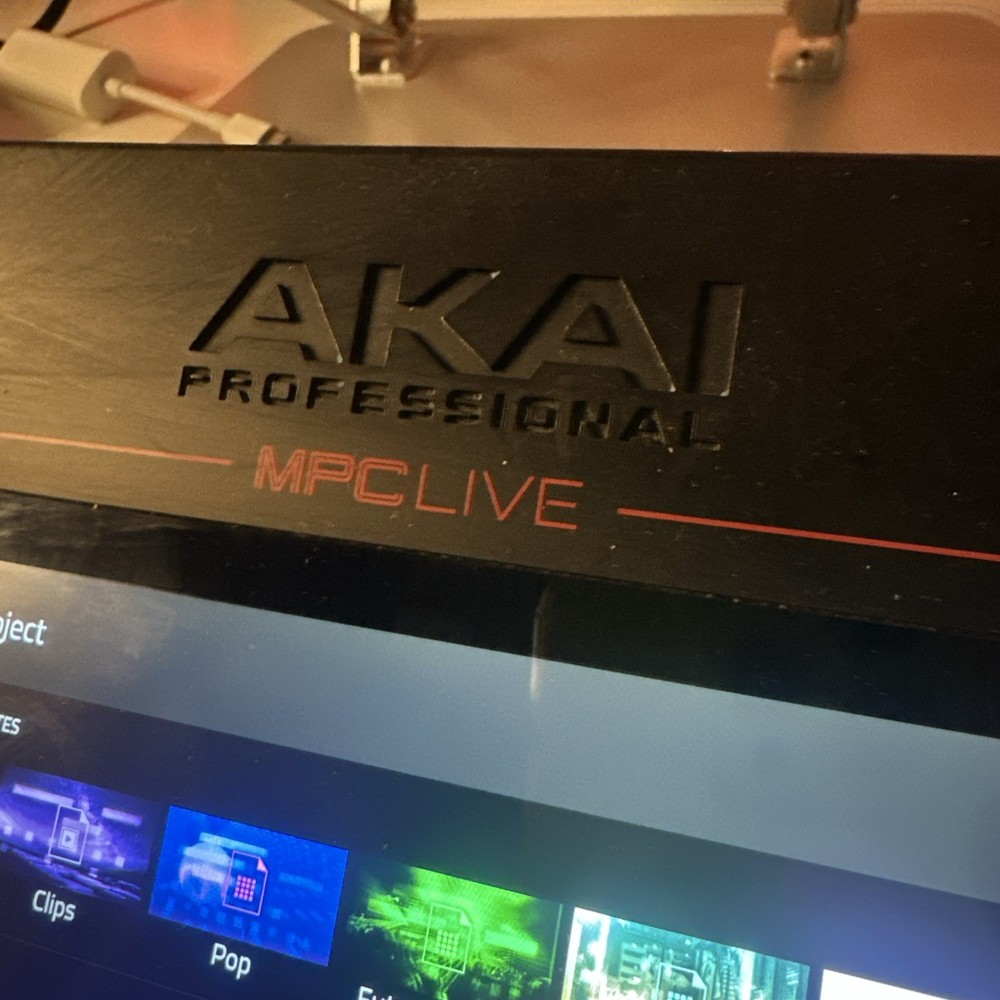 AKAI MPC LIVE GOOD CONDITION SAMPLER WORK STATION GOOD CONDITION