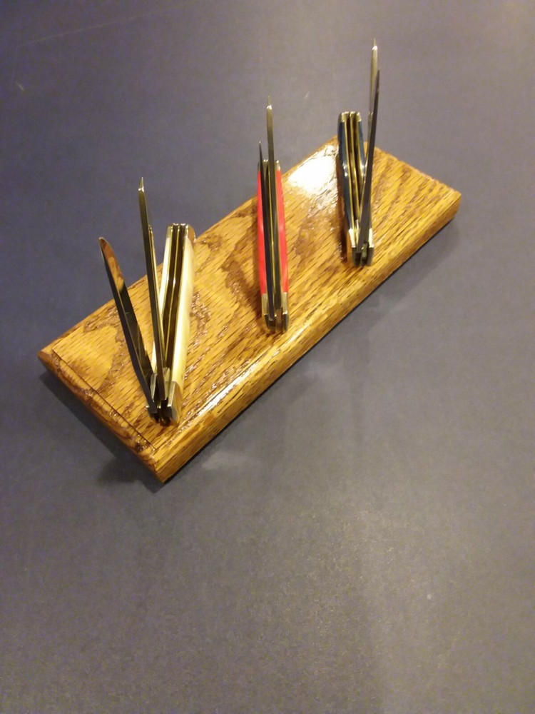 SOLID NORTHERN RED OAK 3 KNIFE DISPLAY STAND