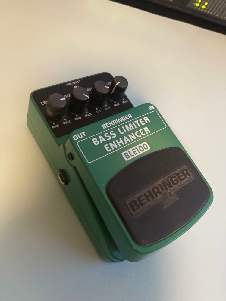 BEHRINGER BASS LIMITER ENHANCER BLE100 Effector