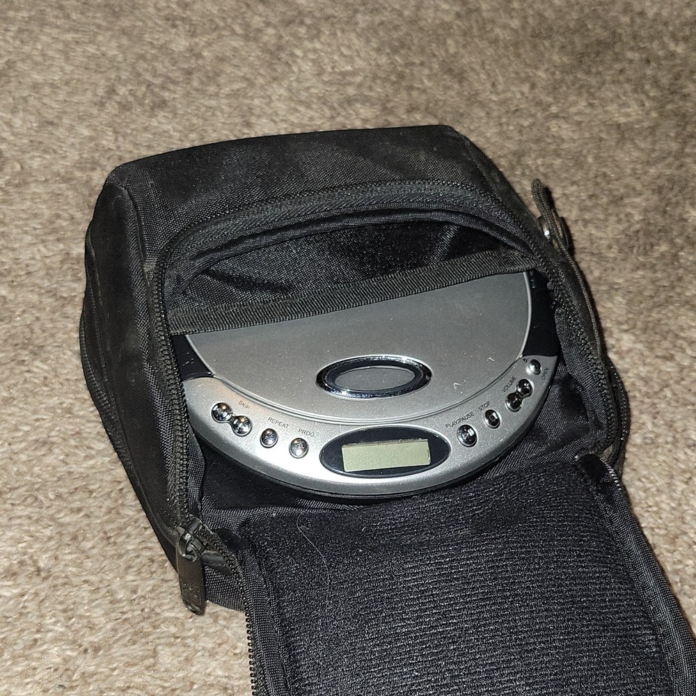 Durabrand CD-566 Fully Programmable CD Player Silver/Black LCD Display w/ Case