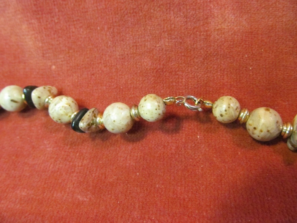 27" GRADUATED PLASTIC STONE BEADS NECKLACE