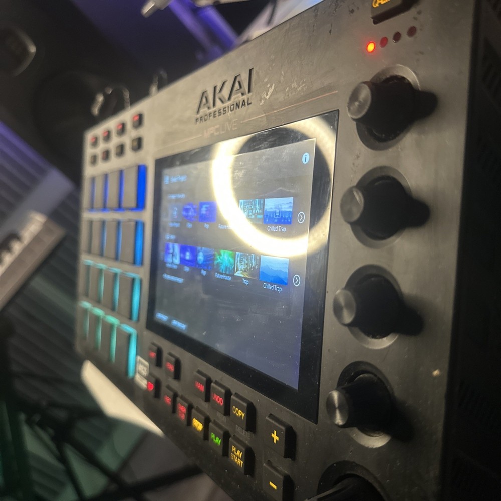 AKAI MPC LIVE GOOD CONDITION SAMPLER WORK STATION GOOD CONDITION