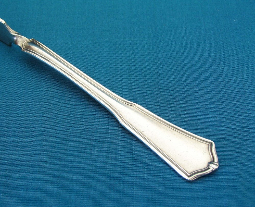 ONEIDA COMMUNITY - EXETER - MASTER TWISTED HANDLE BUTTER KNIFE - SILVERPLATE