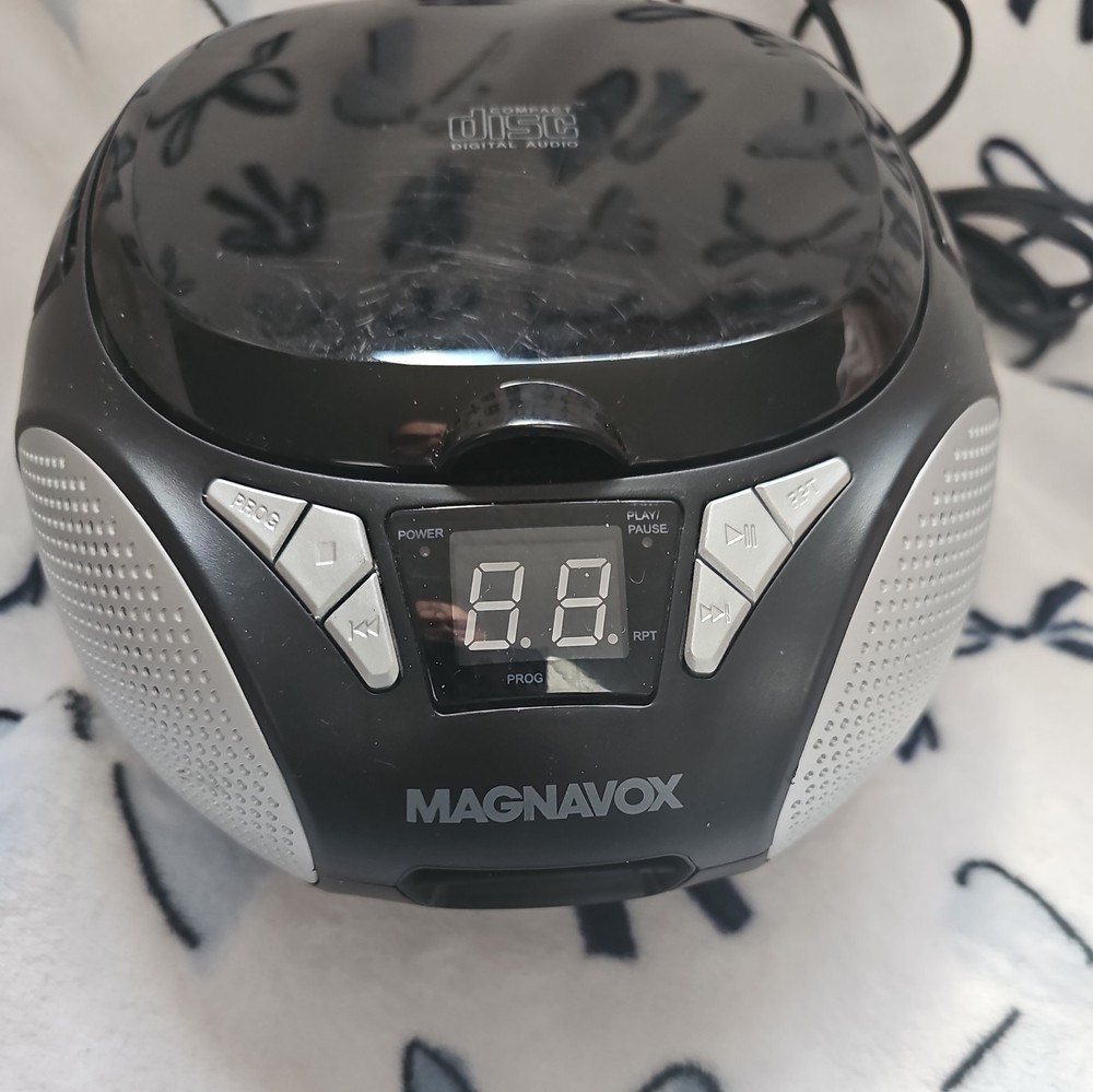 Magnavox CD Player MD6924. Black, Small Table Top