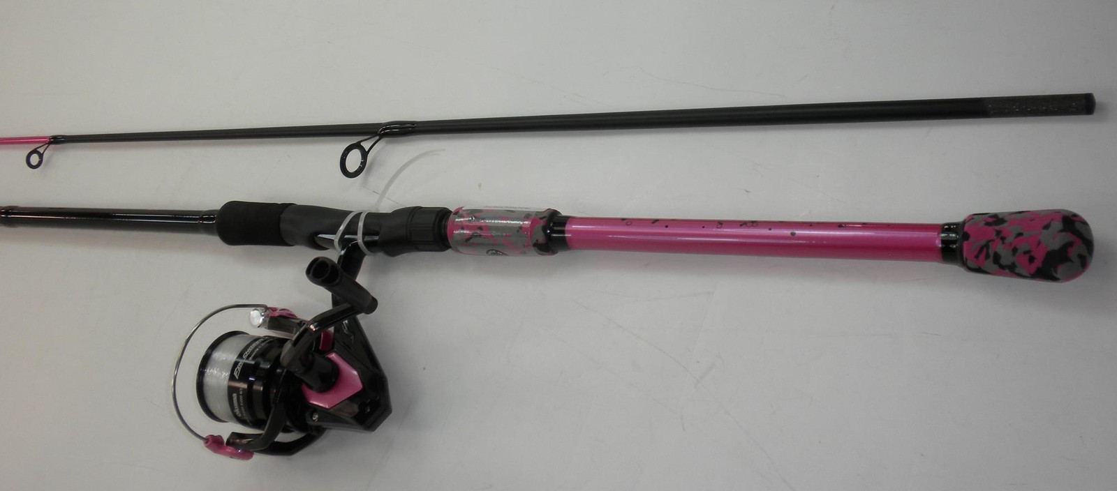 Okuma FNX702MH40PK Fin Chaser X Spinning Rod Reel Combo 7 ft MH 2 pc Pink