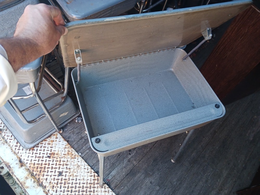 CLOSEOUT, USED STUDENT DESKS