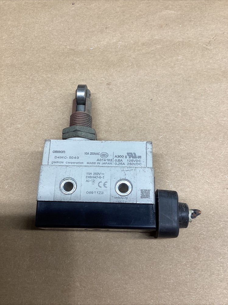 OMRON D4MC-5040 Limit Switch #4011M45
