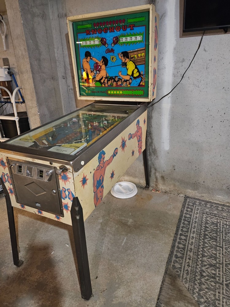 1975 Bally Knockout Pinball Machine- Plays, Needs Some Work