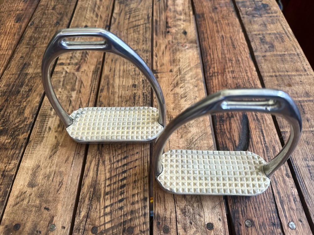 Fillis Stirrup Irons w/pads 4.25”