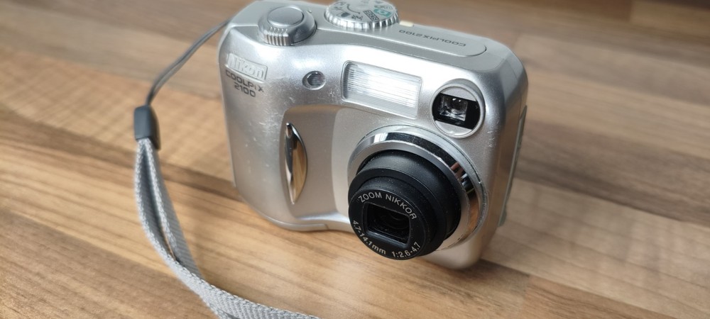 Nikon Coolpix 2100 Digital Camera Silver Tested Working