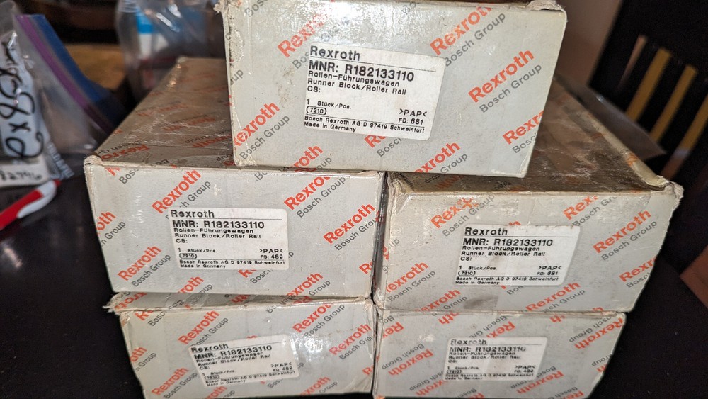 (1) Bosch Rexroth Runner Block / Roller Rail R182133110