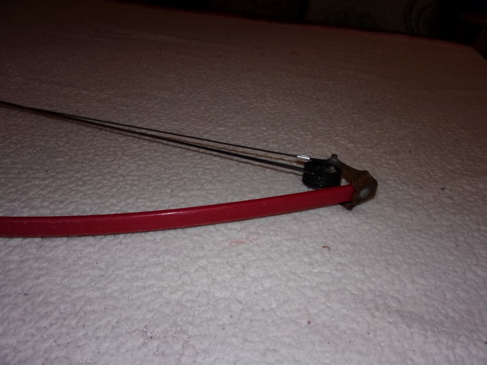 Red/Black Youth Compound Bow Needs repair