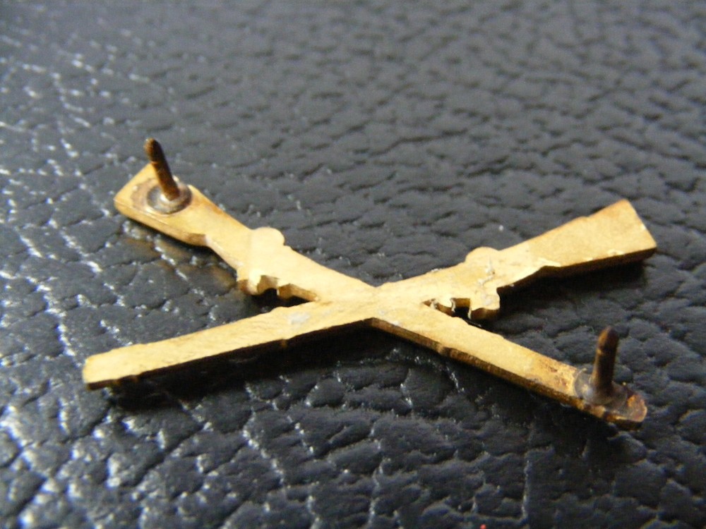 WW2 infantry officers collar pin e