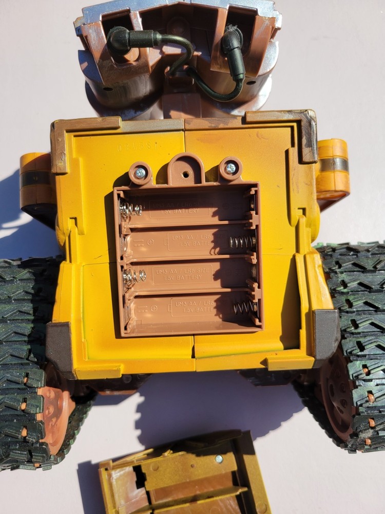 Disney Store Exclusive Wall-E Remote Control Toy Robot 1st Ed UNTESTED NO REMOTE