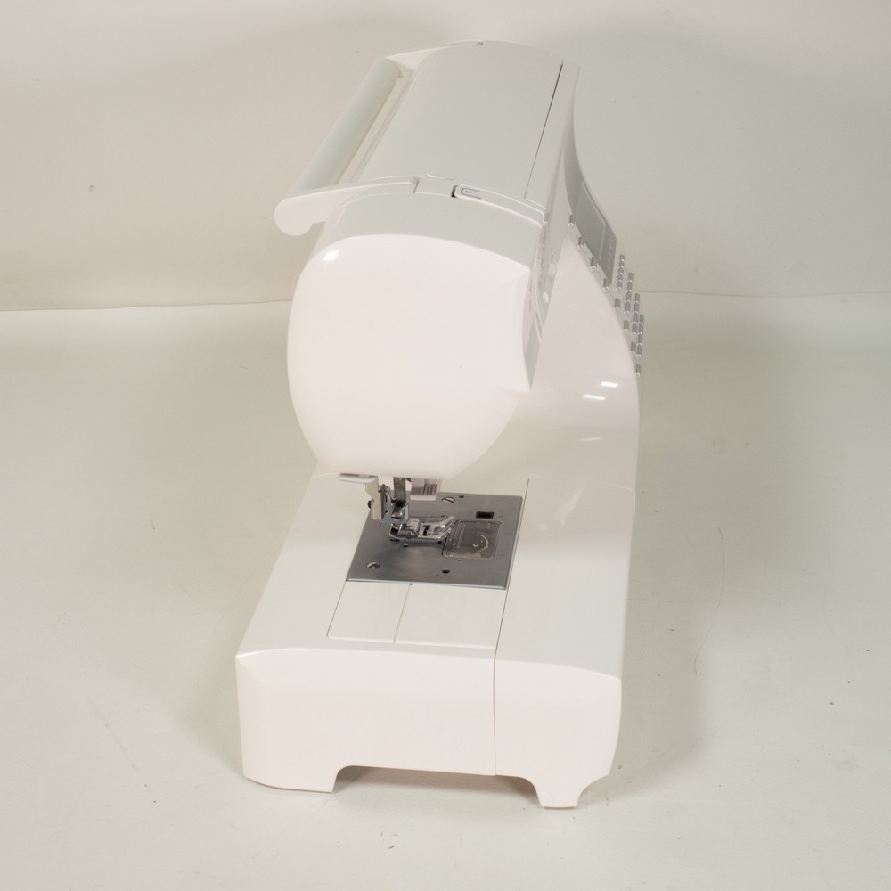SINGER Quantum Stylist 9960 Computerized Sewing & Quilting Machine W/ Extension