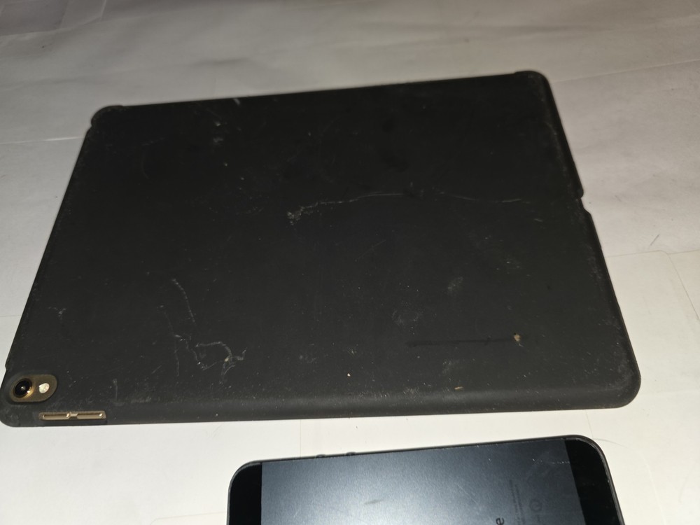 Broken Electronics Lot – Samsung Smartphone, Apple iPhone, Apple iPad Tablet –