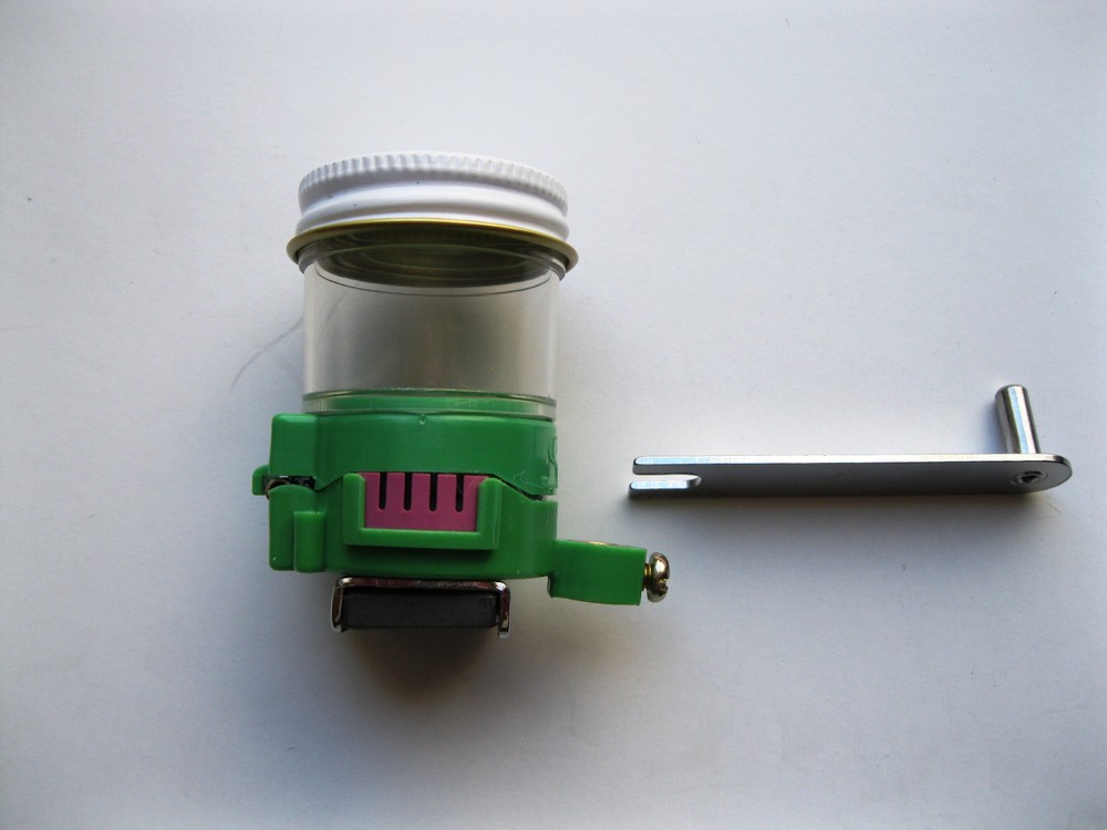 SEWING THREAD LUBRICATING BOX WITH TANK MAGNETIC.