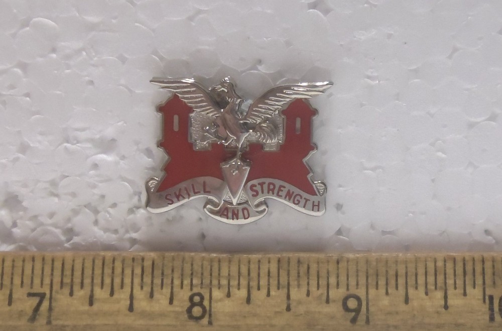 US Army - 130 Engineer Battalion - Distinctive Unit Insignia / Crest Pin