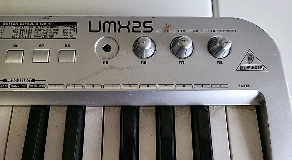Behringer UMX25 Silver USB MIDI Audio 25-Key Ultra Compact Keyboard Controller