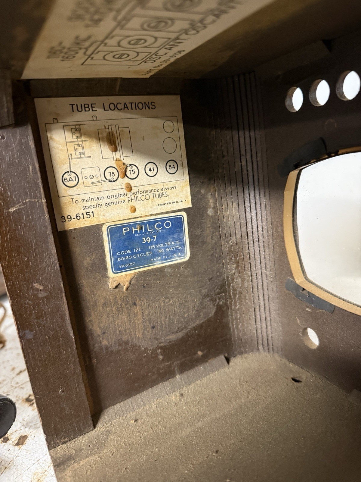 1939 PHILCO Radio model 39-7 push button tube wood tabletop