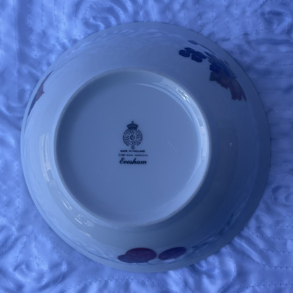 Evesham Gold Royal Worcester Bowl - Apple Pattern