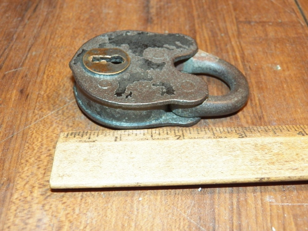 Vintage Padlock - No Key - Doesn't latch