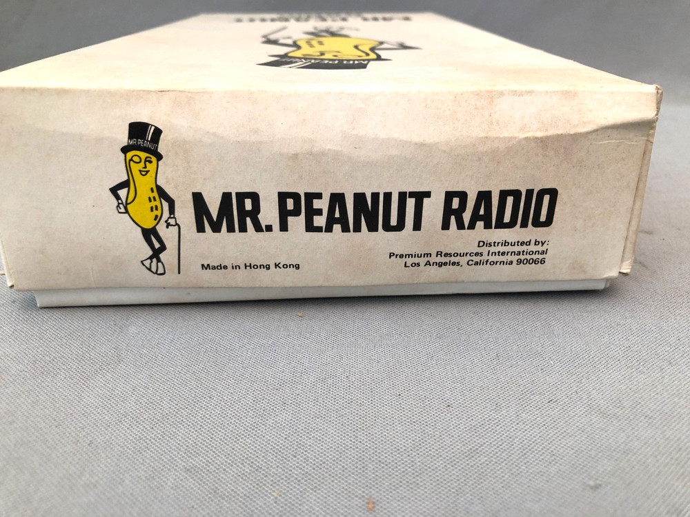 VINTAGE MR PEANUT TRANSISTOR RADIO WORKING