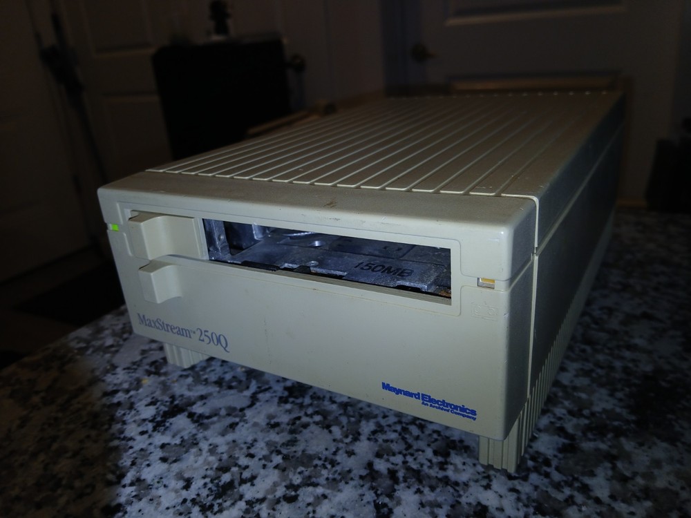 MaxStream 250Q Apple Inc Pre Owned 250MB Tape Backup System