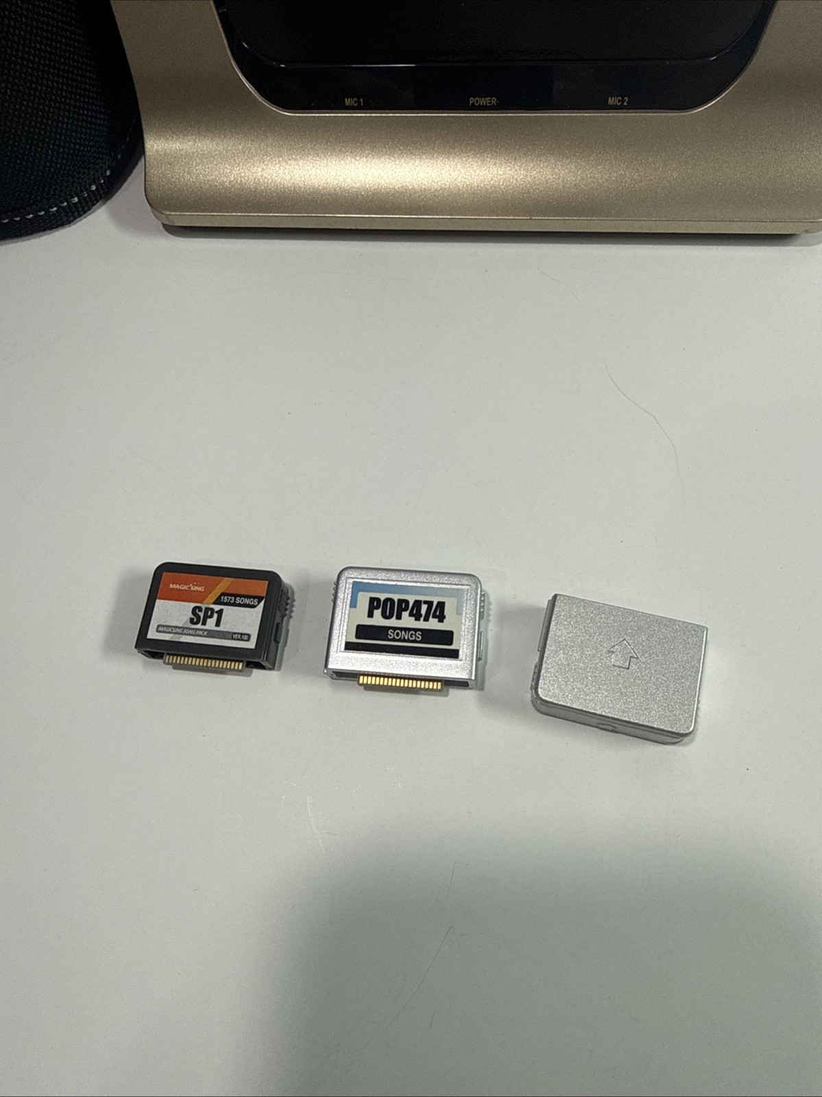 Magic Sing ET18K Karaoke w/2 Wireless Mics, Rom Discs , Dock & HDMI up Scaler